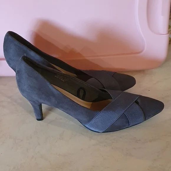 Size 9 Savannah grey pointy toe heel - Picture 5 of 7